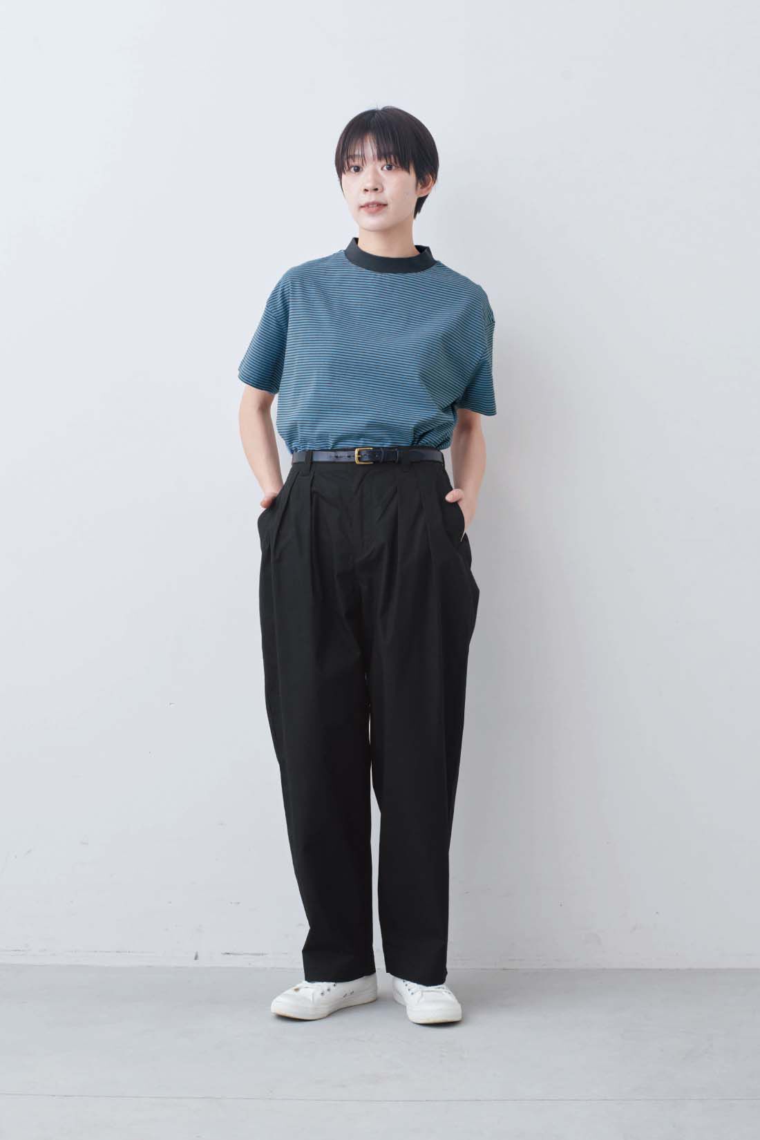 THREE FIFTY STANDARD|こだわりボーダーTシャツの会とラフなシルエットのテーパードパンツ〈ブラック〉のコーディネート