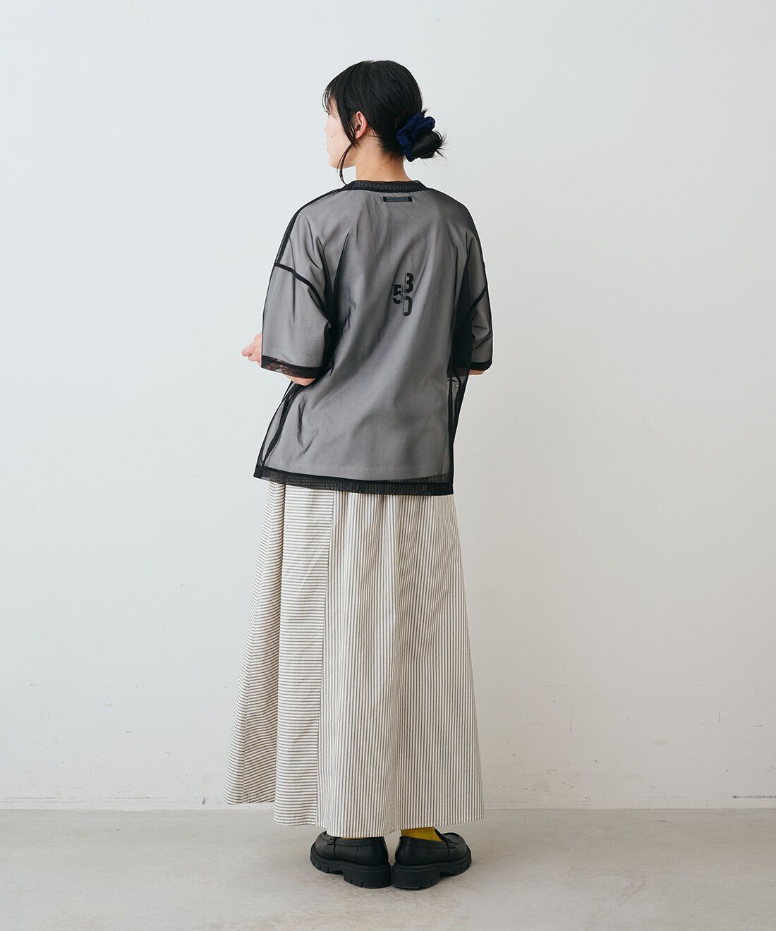 THREE FIFTY STANDARD|ロゴプリントTシャツ〈オフホワイト〉とストライプの切り替えギャザースカート〈オフホワイト〉と国産のシアーソックスセットのコーディネート