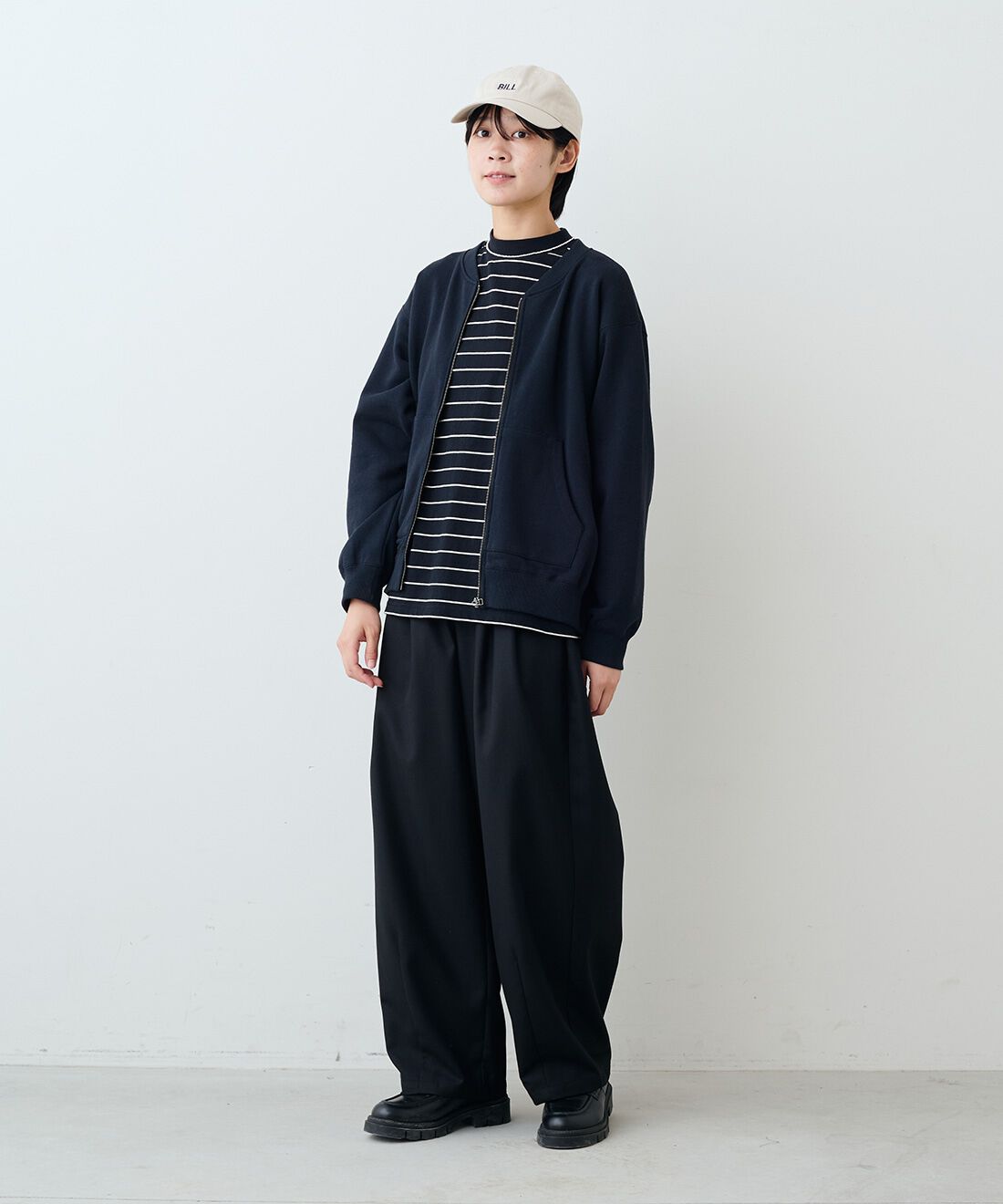 THREE FIFTY STANDARD|タック テーパードパンツ〈ブラック〉とレザーのワイド ボストンバッグ〈ブラック〉のコーディネート|モデル身長：163cm 着用サイズ：M