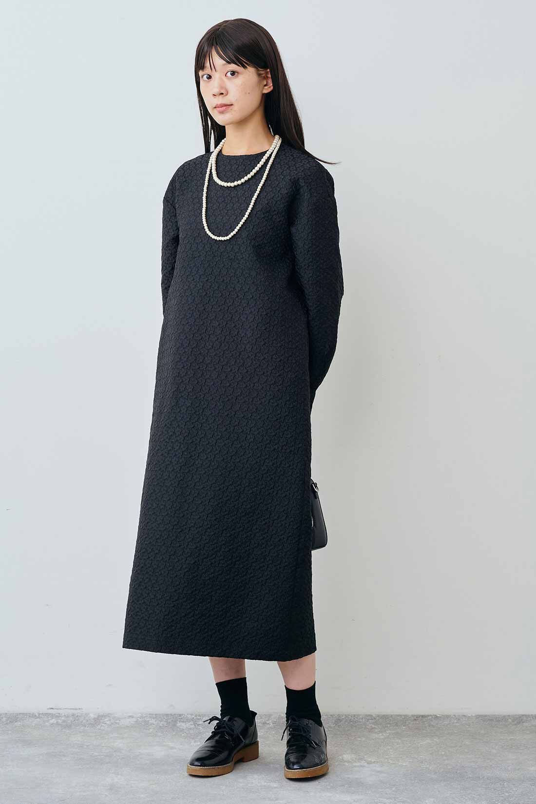 THREE FIFTY STANDARD|小谷実由さんコラボ ジャカード 花柄ワンピース〈ブラック〉と桜の木のウッドパールネックレス　ＴＦＳのコーディネート