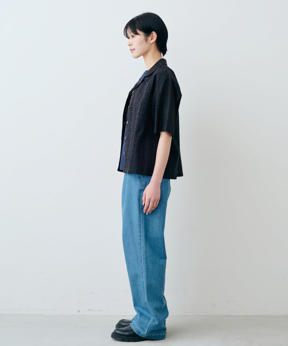 THREE FIFTY STANDARD|綿100％ コットンレース 開衿シャツ 〈ブラック〉とライトデニムのタックワイドパンツのコーディネート