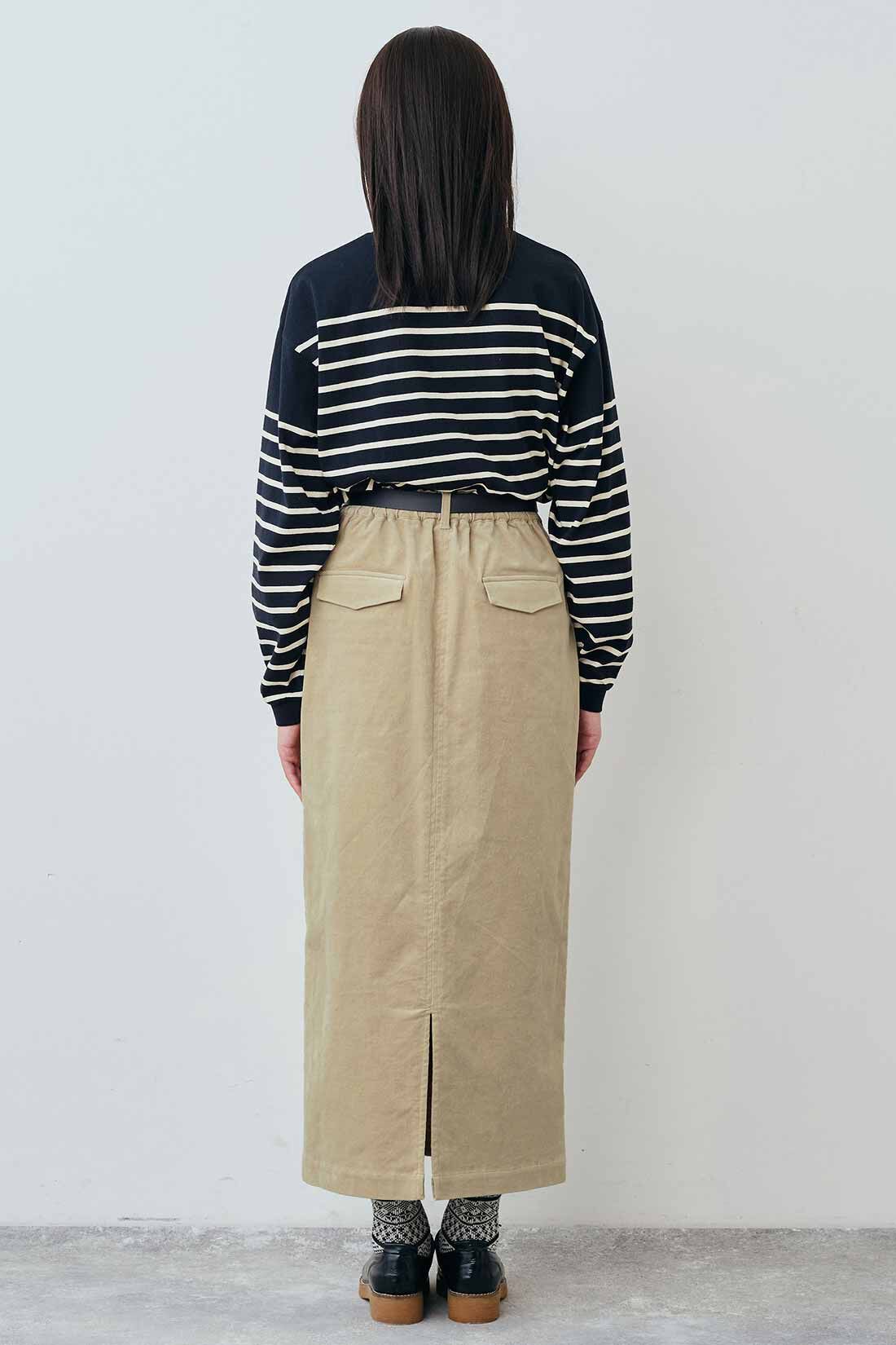 THREE FIFTY STANDARD|別珍 Iラインスカート〈ベージュ〉とシックなジャカードソックスセットと桜の木のウッドパールロングネックレスのコーディネート