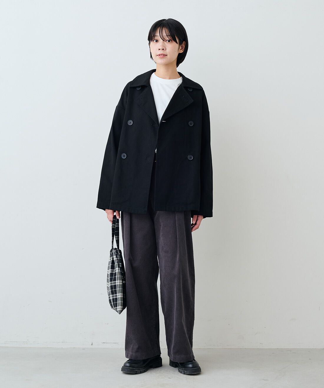 THREE FIFTY STANDARD|コットンツイルのダブルコート〈ブラック〉と小谷実由さんと作ったコーデュロイ ワイドパンツ〈チャコールグレー〉のコーディネート|モデル身長：163cm 着用サイズ：M