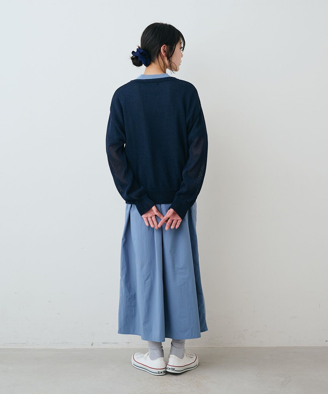 THREE FIFTY STANDARD|国産の和紙混ニット プルオーバー〈ネイビー〉とナイロン素材の切り替えワンピース〈ブルー〉のコーディネート