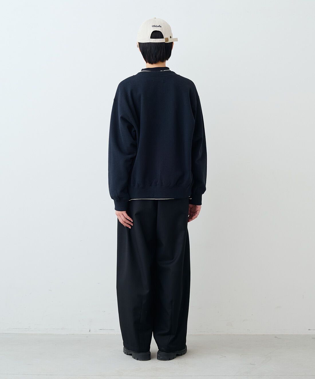 THREE FIFTY STANDARD|タック テーパードパンツ〈ブラック〉とレザーのワイド ボストンバッグ〈ブラック〉のコーディネート|モデル身長：163cm 着用サイズ：M
