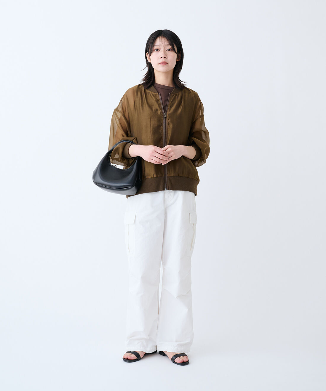 THREE FIFTY STANDARD|やわらかな着ごこちのシルク混タンクトップ　と接触冷感生地 カーゴパンツ〈オフホワイト〉のコーディネート
