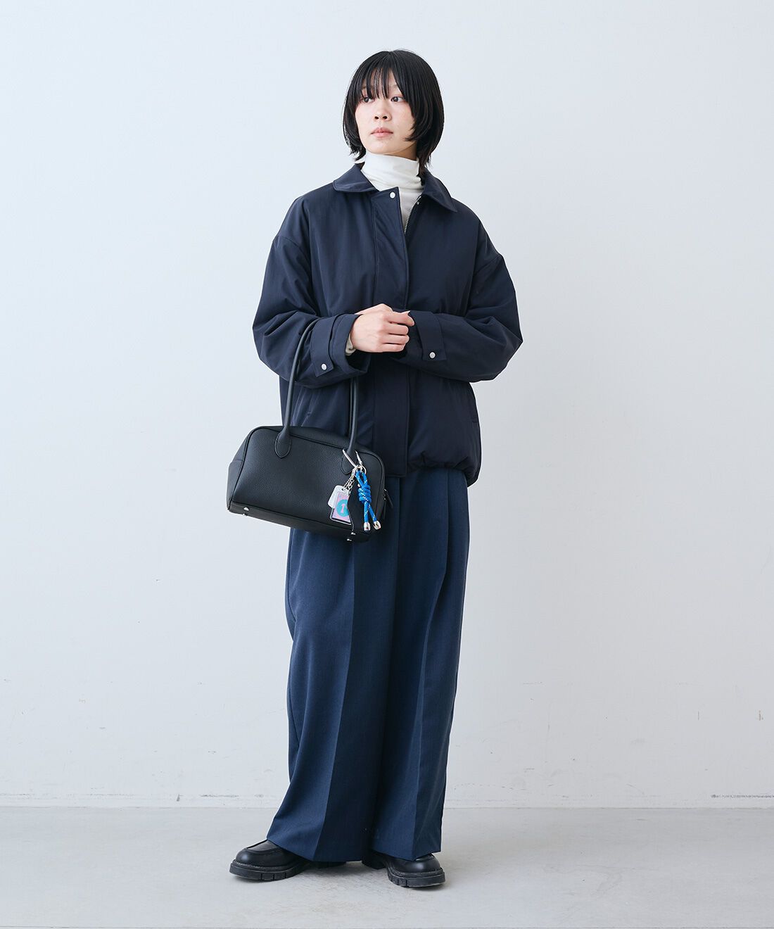 THREE FIFTY STANDARD|コットンツイルのダブルコート〈ブラック〉とやさしい肌ざわりシルク混 カットソー タートルのコーディネート