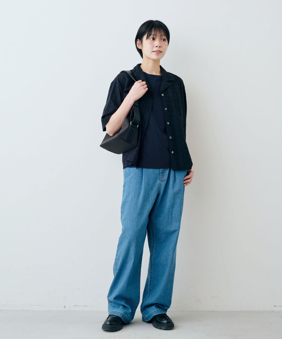 THREE FIFTY STANDARD|綿100％ コットンレース 開衿シャツ 〈ブラック〉とライトデニムのタックワイドパンツのコーディネート