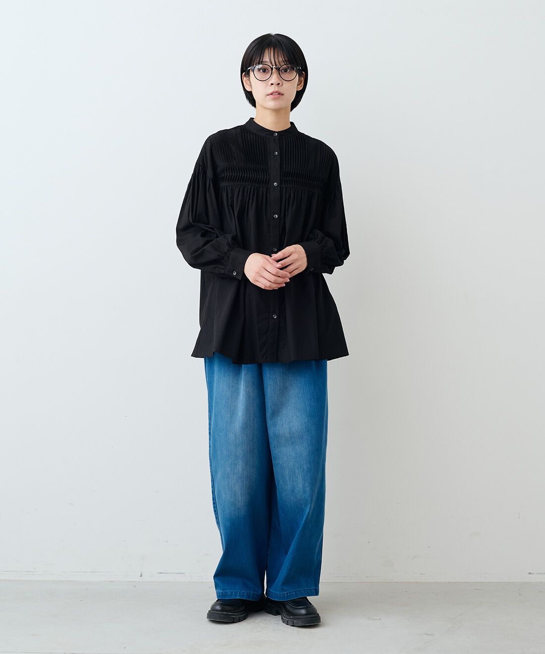 THREE FIFTY STANDARD|ラップ デニム ワイドパンツとレザーのワイド ボストンバッグ〈ブラック〉のコーディネート|モデル身長：163cm 着用サイズ：M