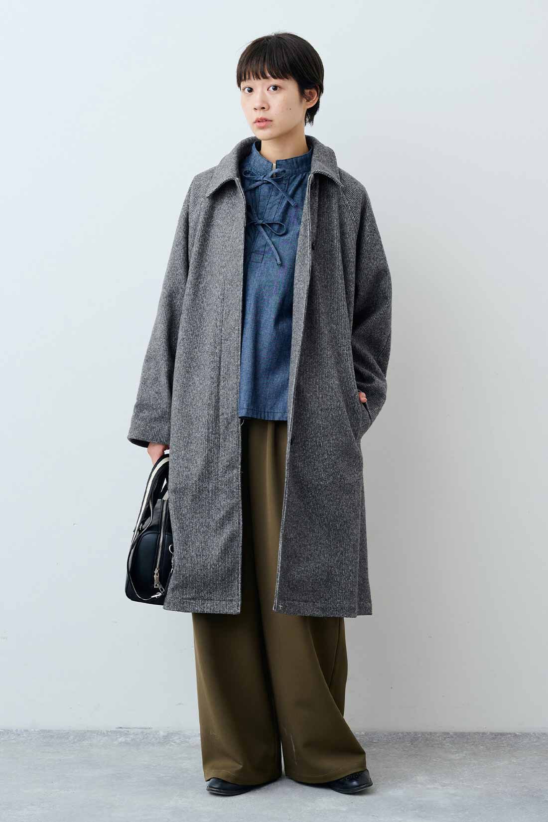 THREE FIFTY STANDARD|小谷 実由さんと作った チェック柄のアンクルコート〈グレー〉とリボンデザインのデニムプルオーバーとゆるっとワイドパンツ〈カーキ〉のコーディネート|モデル身長：163cm 着用サイズ：M