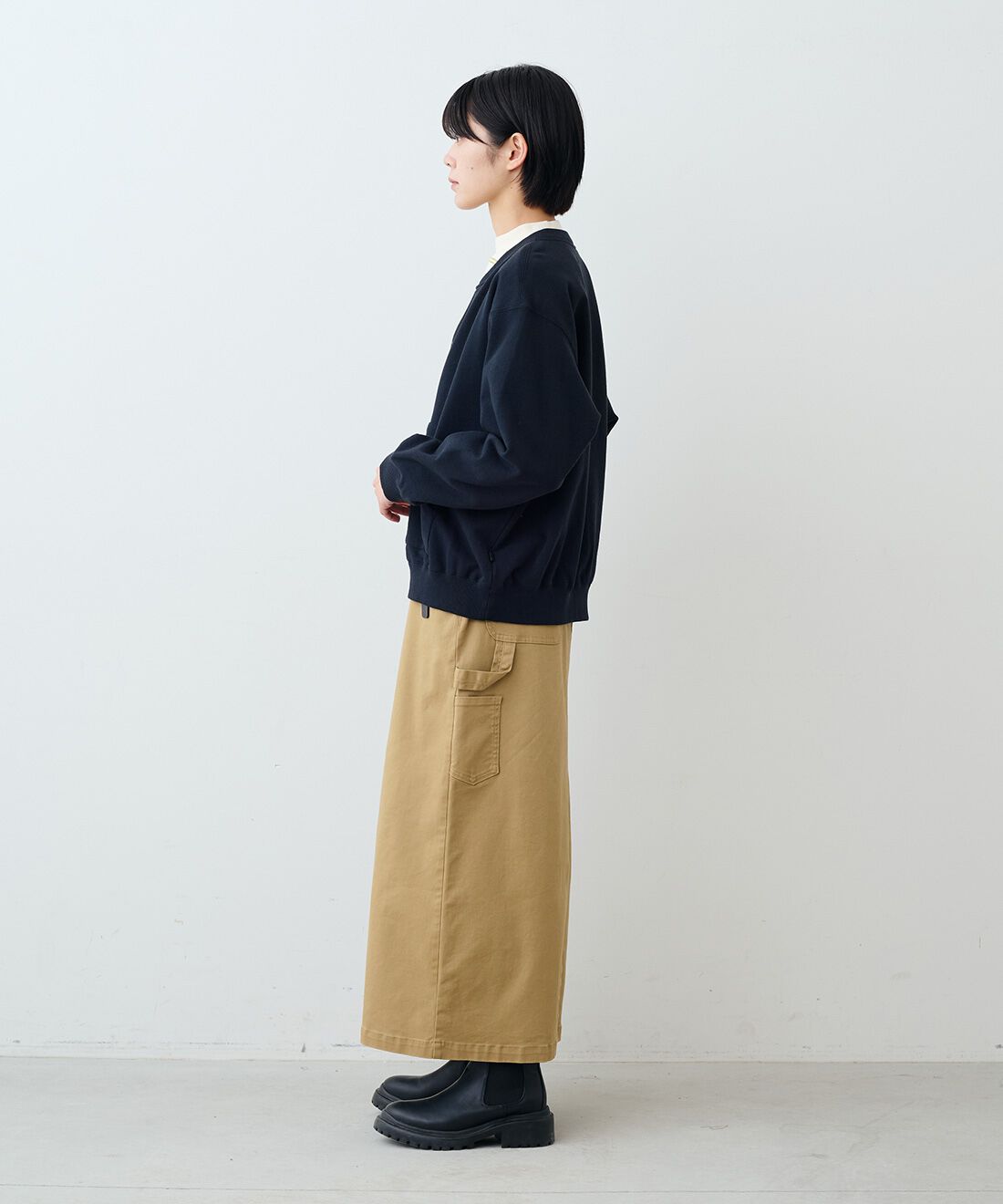 THREE FIFTY STANDARD|カツラギ ペインタースカート〈カーキベージュ〉のコーディネート|モデル身長：163cm 着用サイズ：M