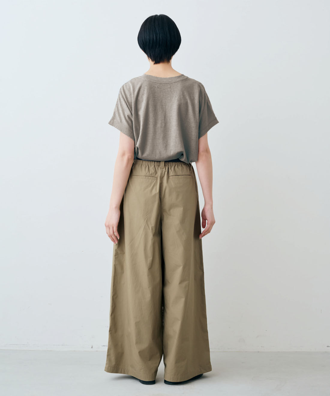 THREE FIFTY STANDARD|綿100％ 上品 接触冷感素材 ワイドパンツ 〈カーキベージュ〉のコーディネート