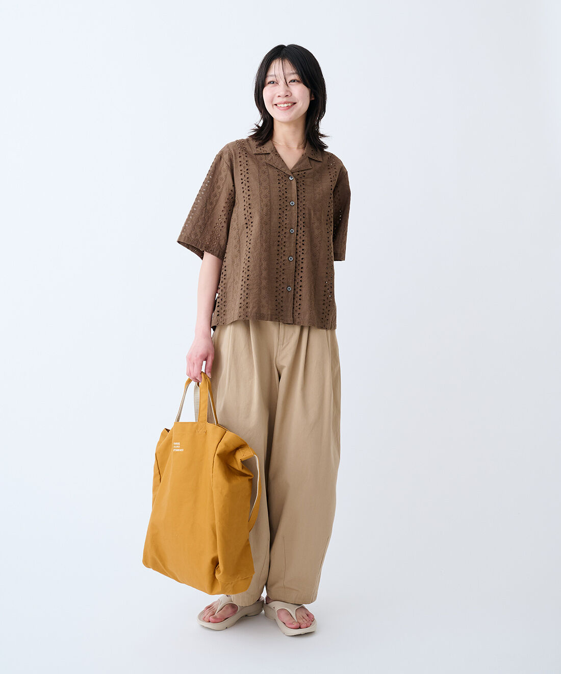 THREE FIFTY STANDARD|コットンレースの開衿シャツ〈モカブラウン〉と金子敦子さん コットン100％のわくわくズボン〈ベージュ〉のコーディネート