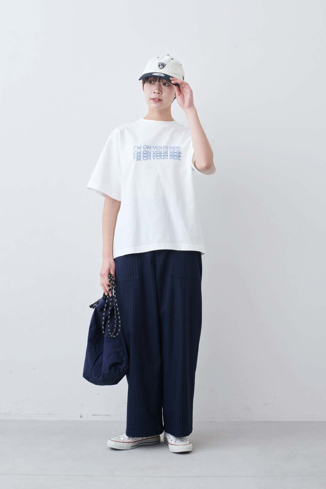 THREE FIFTY STANDARD|丸胴仕様のロゴプリントＴシャツ〈オフホワイト〉とGUNG HO別注 ファティーグパンツのコーディネート