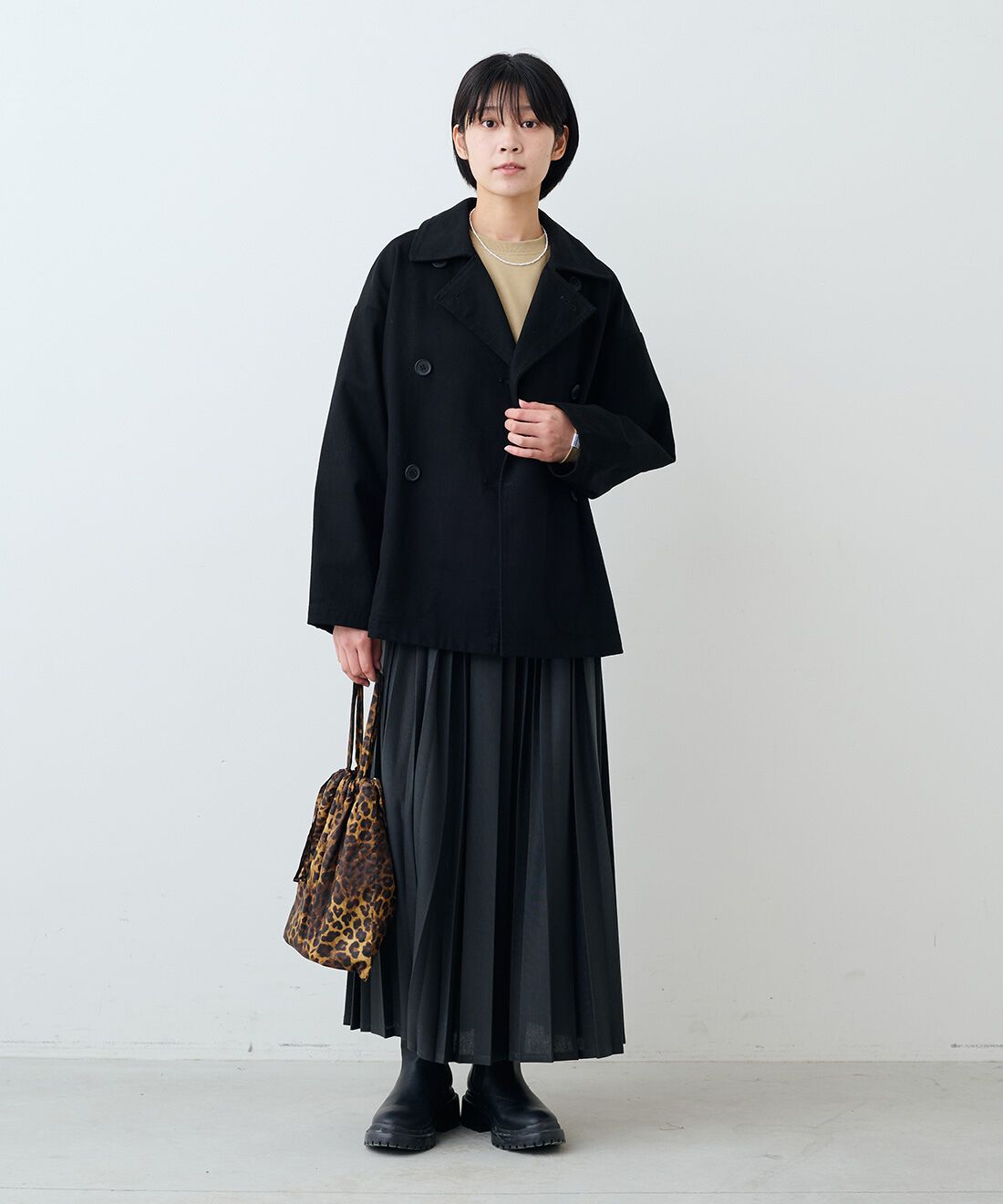 THREE FIFTY STANDARD|コットンツイルのダブルコート〈ブラック〉と貝パールのバロック風ネックレス　のコーディネート|モデル身長：163cm 着用サイズ：M