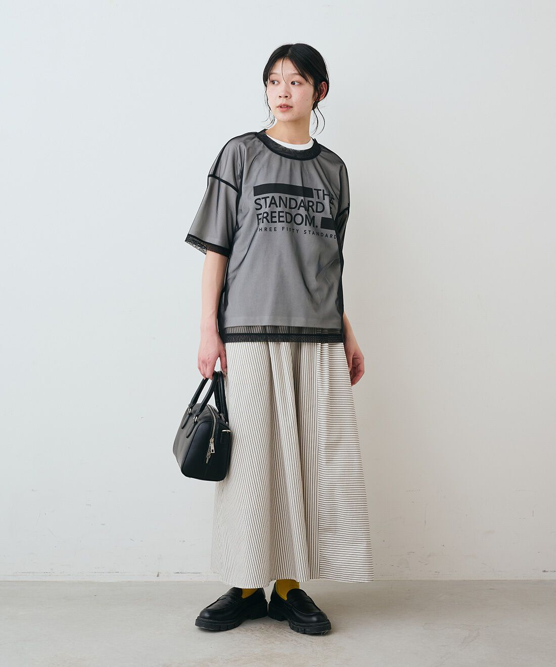 THREE FIFTY STANDARD|ロゴプリントTシャツ〈オフホワイト〉とストライプの切り替えギャザースカート〈オフホワイト〉と国産のシアーソックスセットのコーディネート