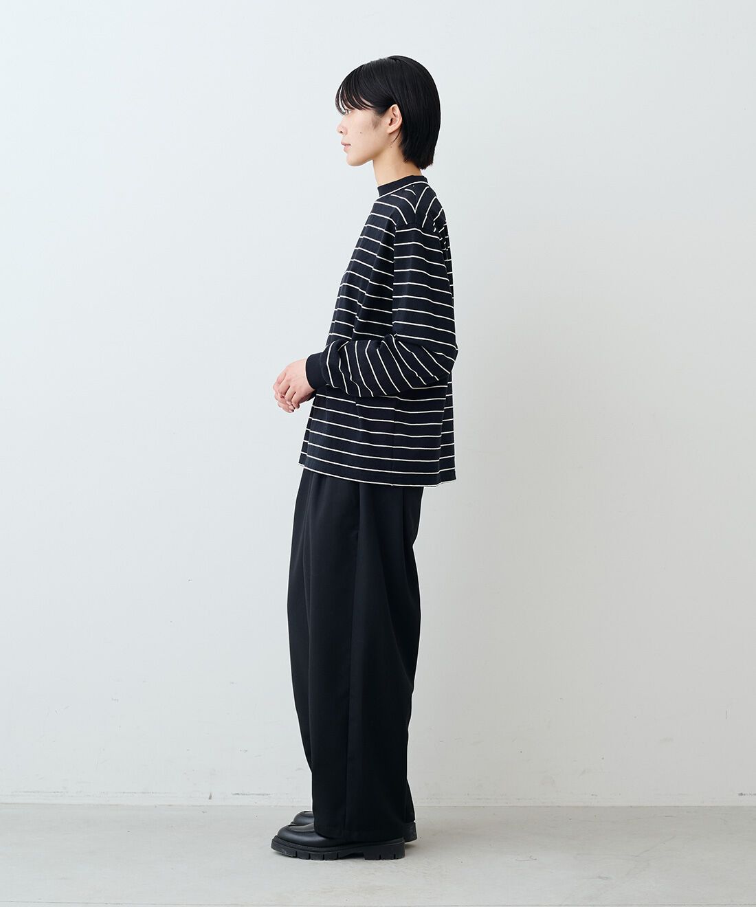 THREE FIFTY STANDARD|タック テーパードパンツ〈ブラック〉のコーディネート|モデル身長：163cm 着用サイズ：M