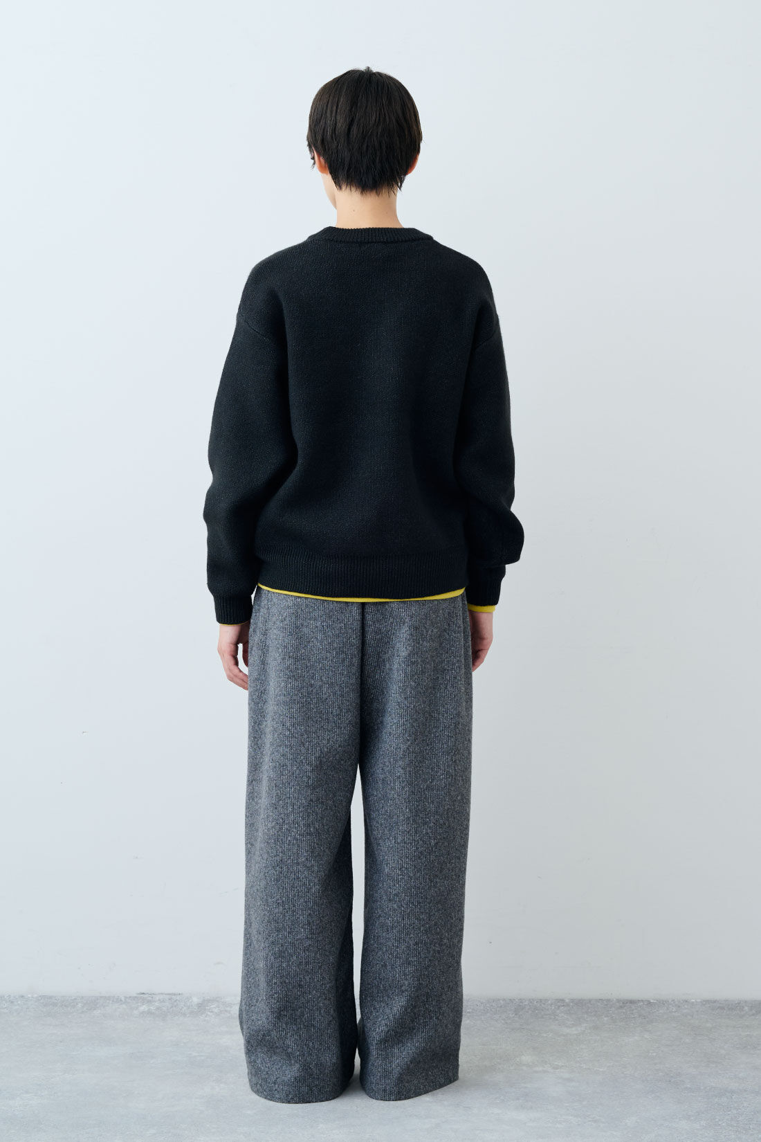 THREE FIFTY STANDARD|別注カレッジロゴセーター〈ブラック〉と小谷 実由さんと作った チェック柄のワイドパンツ〈グレー〉のコーディネート|モデル身長：163cm 着用サイズ：M