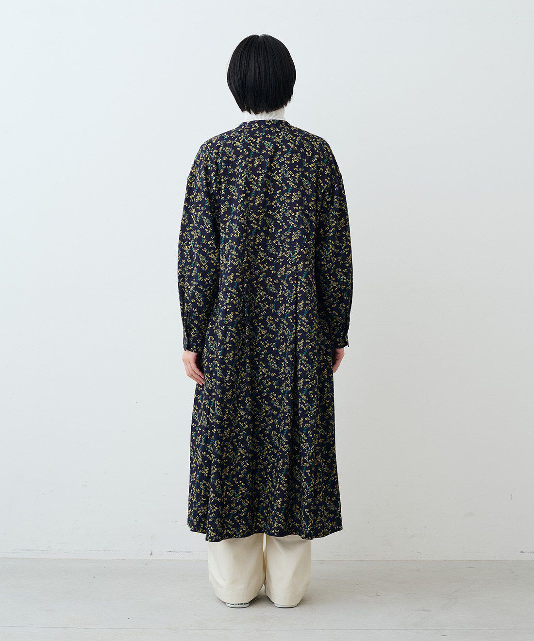 THREE FIFTY STANDARD［スリーフィフティースタンダード］|シックな花柄のシャツワンピース〈ネイビー〉と日本製コットン100％ リブ タートルのコーディネート|モデル身長：163cm 着用サイズ：M