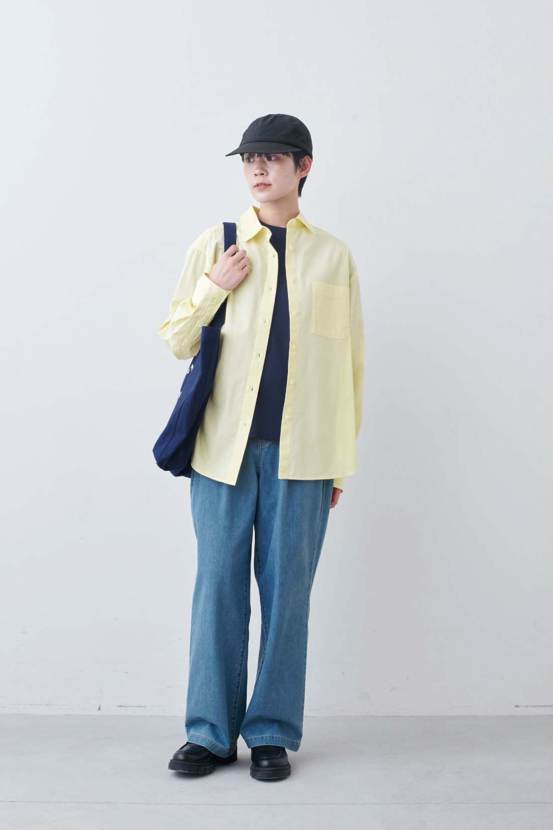 THREE FIFTY STANDARD|小谷 実由さんと作った こだわりの薄黄色シャツとライトデニムのタックワイドパンツとアウトドアキャップ〈ブラック〉のコーディネート