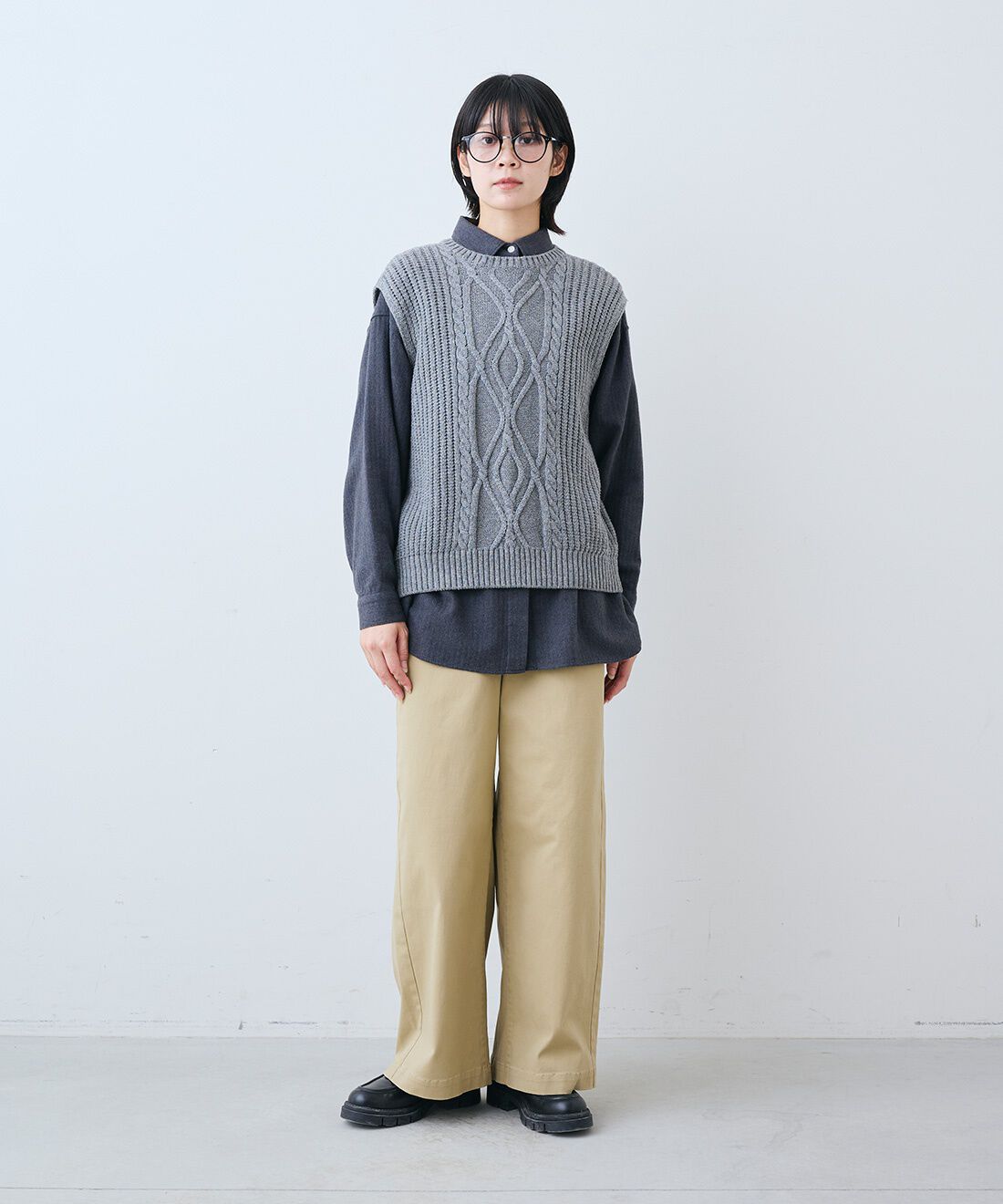THREE FIFTY STANDARD|あったか起毛のネルシャツ〈ダーク杢グレー〉とすっきりノータックのチノパンツ〈ベージュ〉のコーディネート