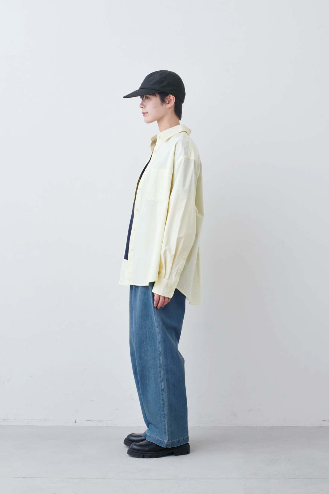 THREE FIFTY STANDARD|小谷 実由さんと作った こだわりの薄黄色シャツとライトデニムのタックワイドパンツとアウトドアキャップ〈ブラック〉のコーディネート