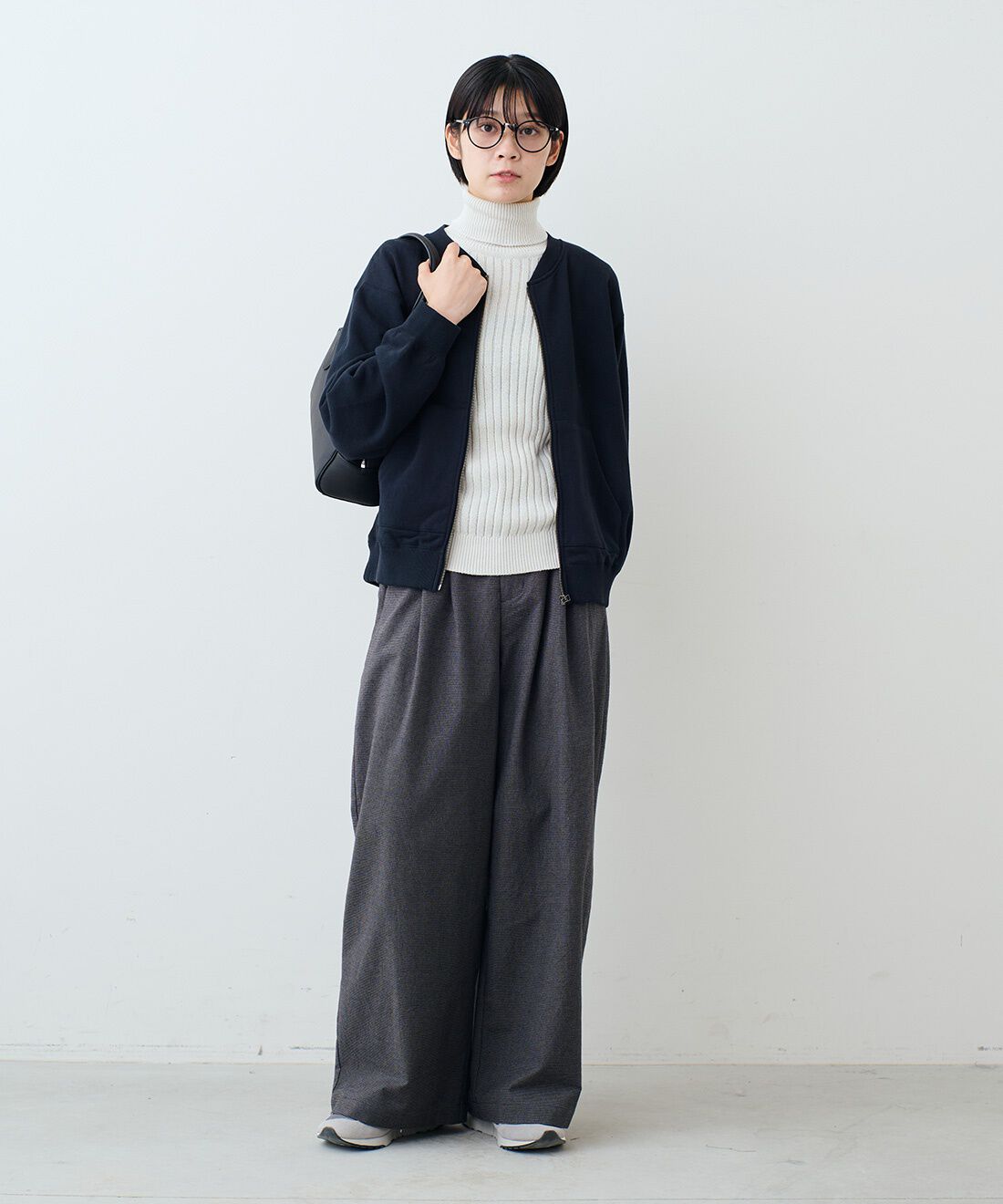 THREE FIFTY STANDARD|ジップアップ スウェット ジャケット〈ネイビー〉と日本製コットン100％ リブ タートルとレザーのワイド ボストンバッグ〈ブラック〉のコーディネート|モデル身長：163cm 着用サイズ：M