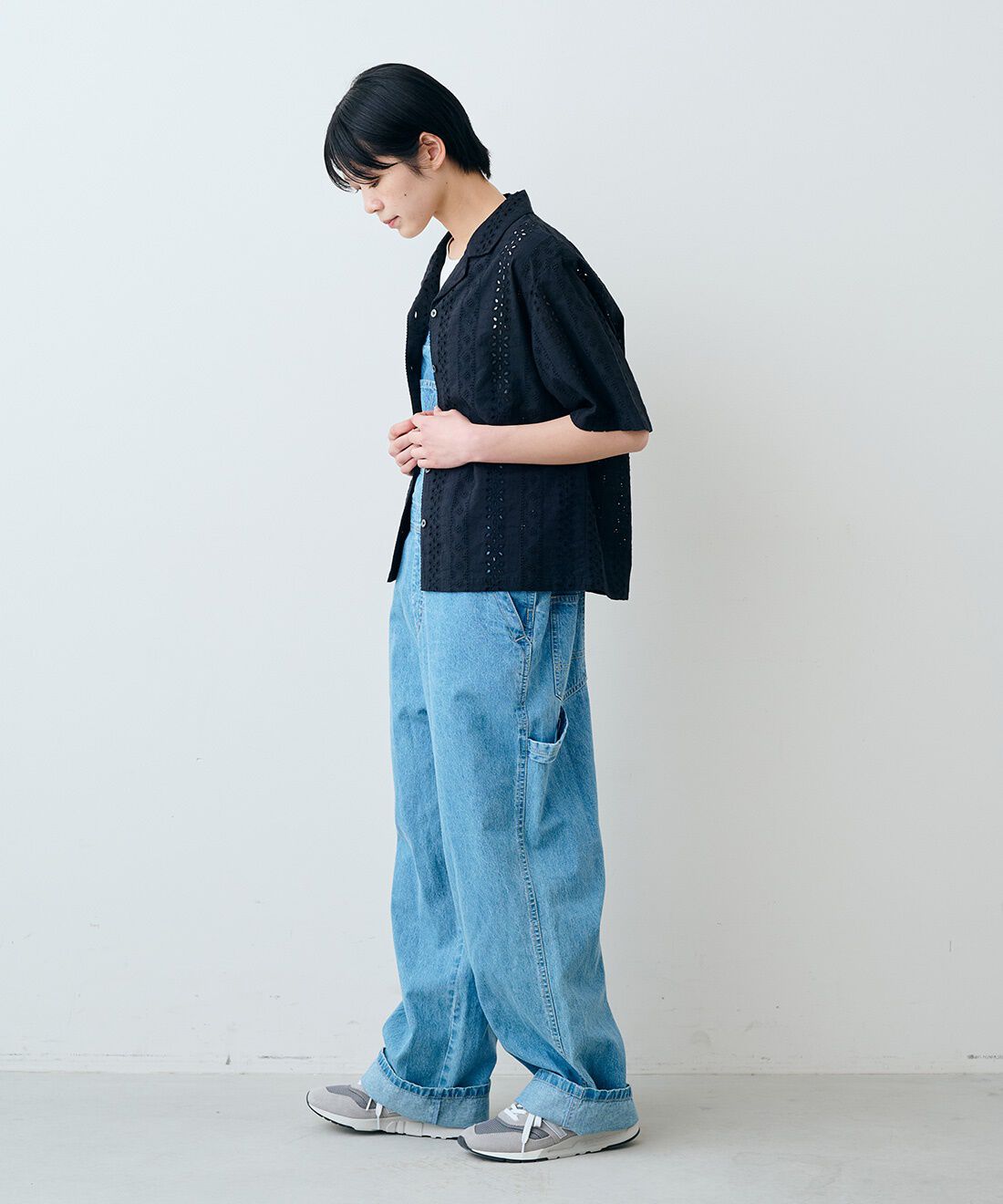 THREE FIFTY STANDARD|綿100％ コットンレース 開衿シャツ 〈ブラック〉と麻混 ライトオンスデニム オーバーオールのコーディネート