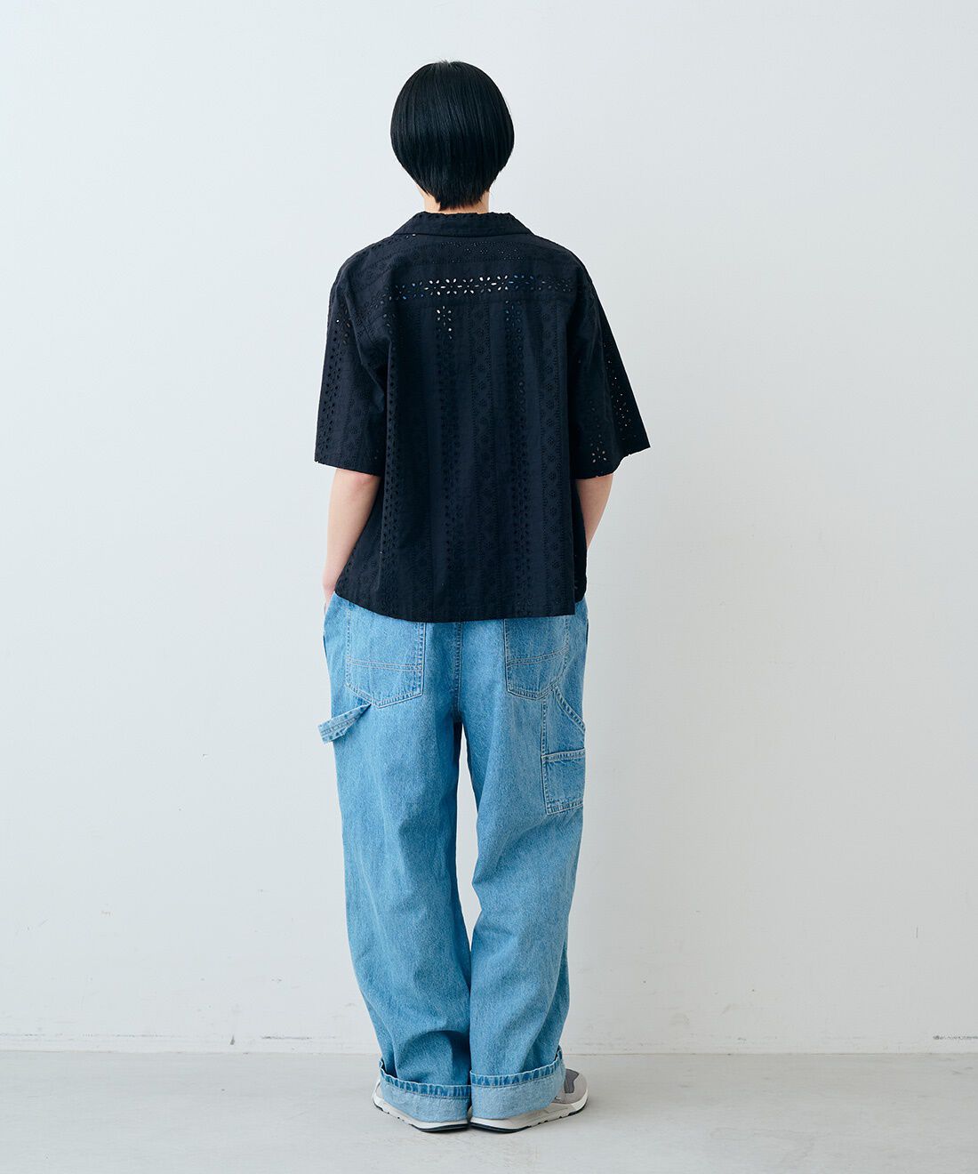 THREE FIFTY STANDARD|綿100％ コットンレース 開衿シャツ 〈ブラック〉と麻混 ライトオンスデニム オーバーオールのコーディネート