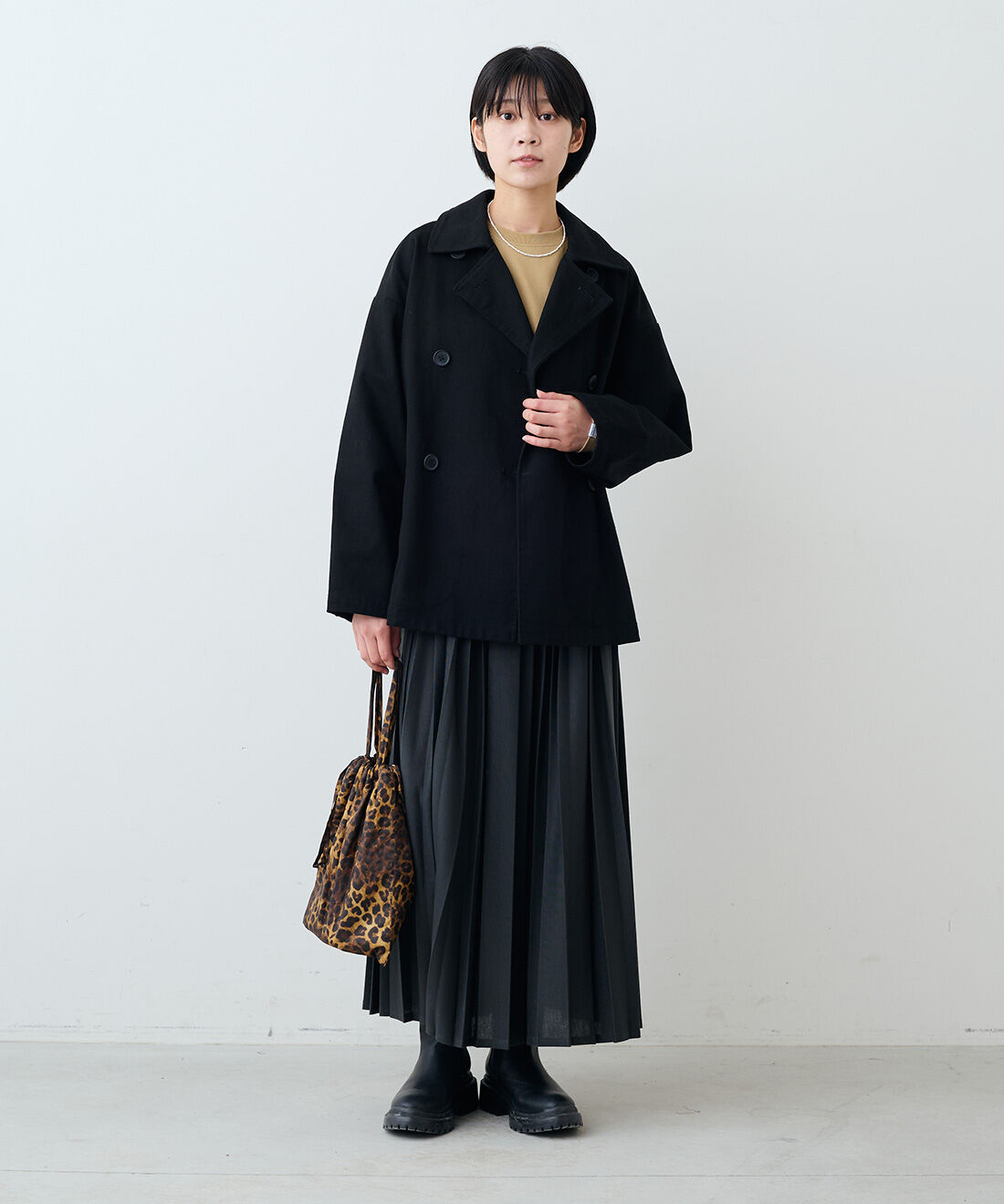 THREE FIFTY STANDARD|THREE FIFTY STANDARD　コットンツイルのダブルコート〈ブラック〉|モデル身長：163cm　着用サイズ：M