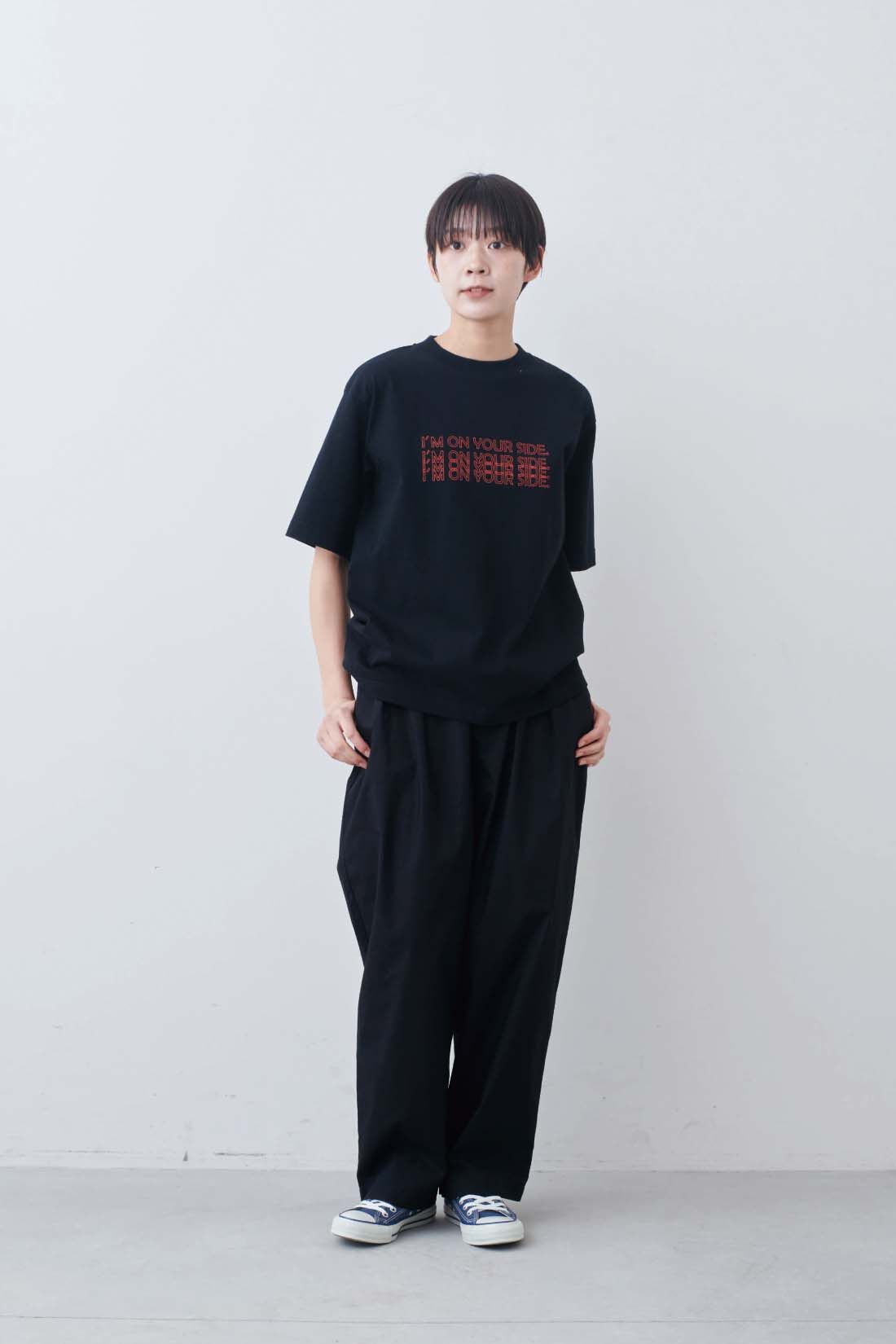 THREE FIFTY STANDARD|THREE FIFTY STANDARD　丸胴仕様のロゴプリントＴシャツ〈ブラック〉|モデル身長：163cm　着用サイズ：M
