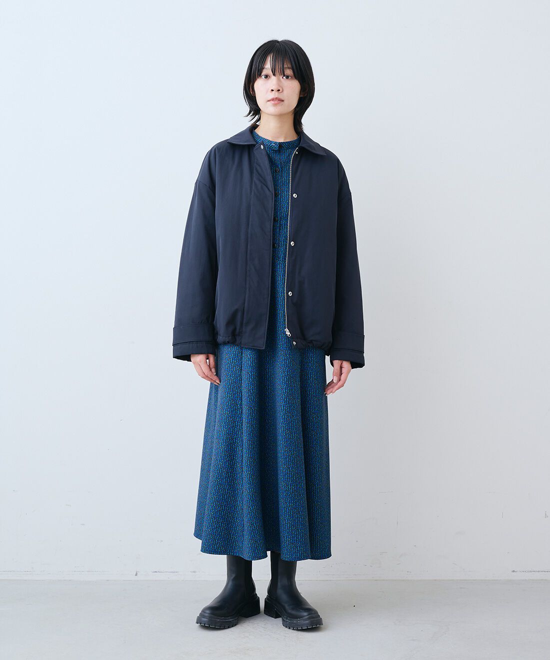 THREE FIFTY STANDARD|裏サーモライトキルトのブルゾン〈ネイビー〉とミュルーズ モダン プリントワンピース〈ブルー〉のコーディネート