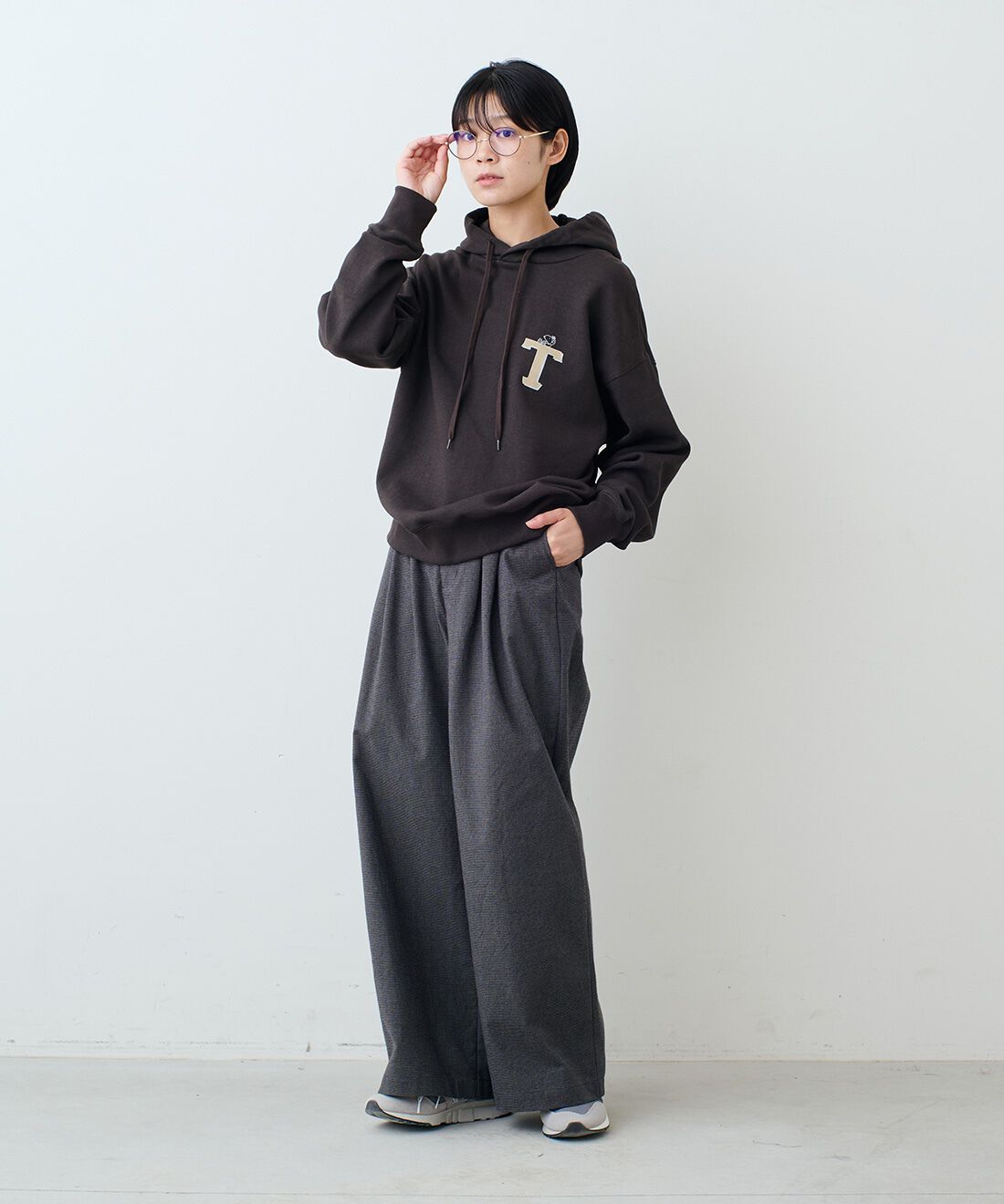 THREE FIFTY STANDARD|PEANUTS フライングエース プリント パーカーのコーディネート|モデル身長：163cm 着用サイズ：M