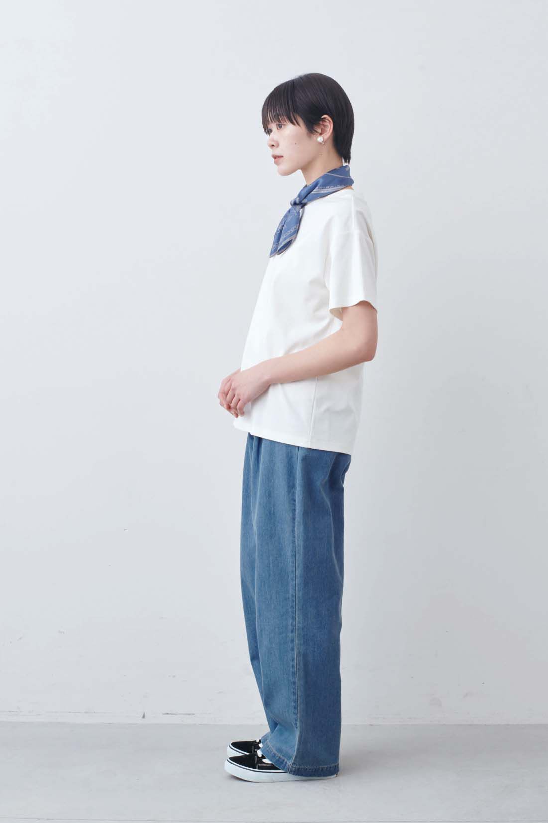THREE FIFTY STANDARD|ライトデニムのタックワイドパンツのコーディネート