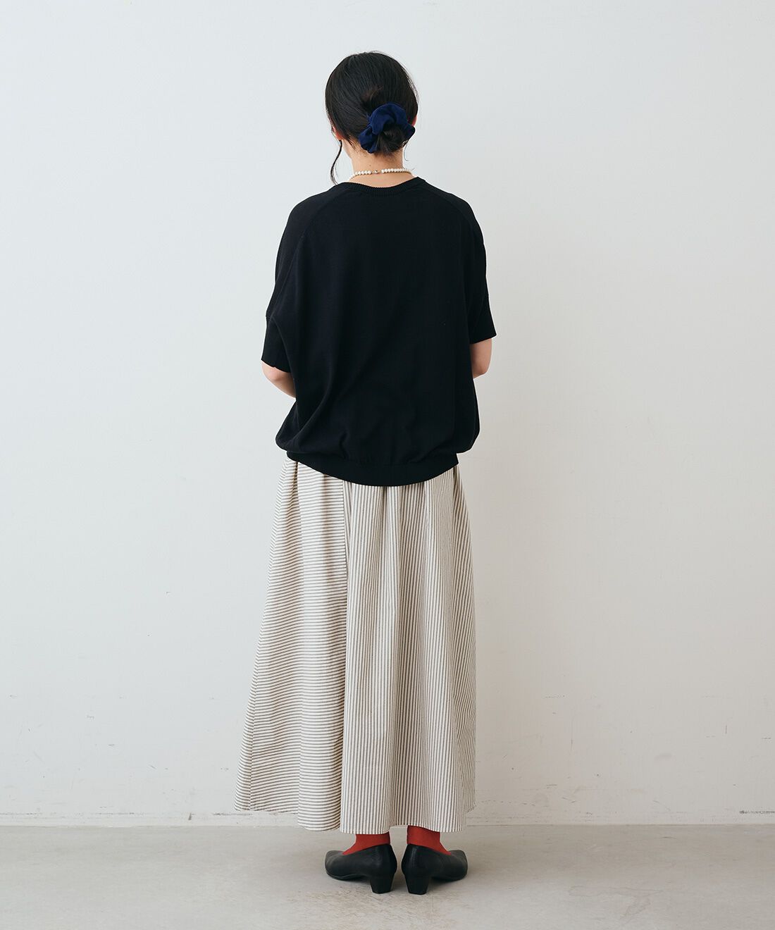 THREE FIFTY STANDARD|三子糸のコットン100% ニットプルオーバーとストライプの切り替えギャザースカート〈オフホワイト〉のコーディネート