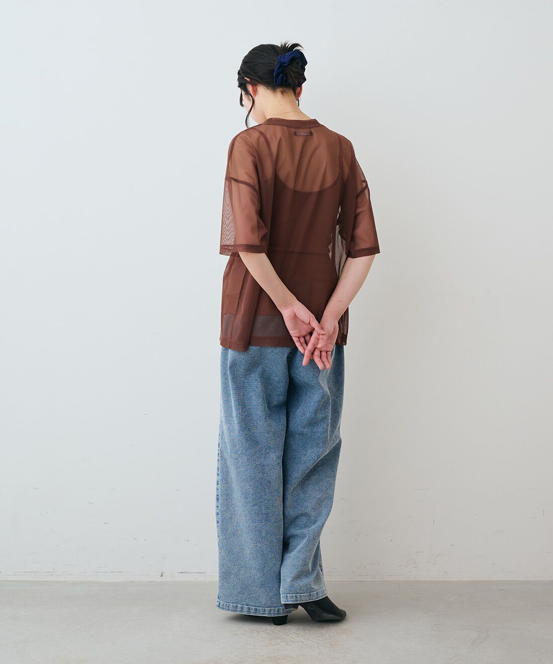 THREE FIFTY STANDARD|さらっとリブ素材のブラキャミソール　とケミカルウオッシュ加工のデニムパンツ　とレザーのワイド ボストンバッグ〈ブラック〉のコーディネート
