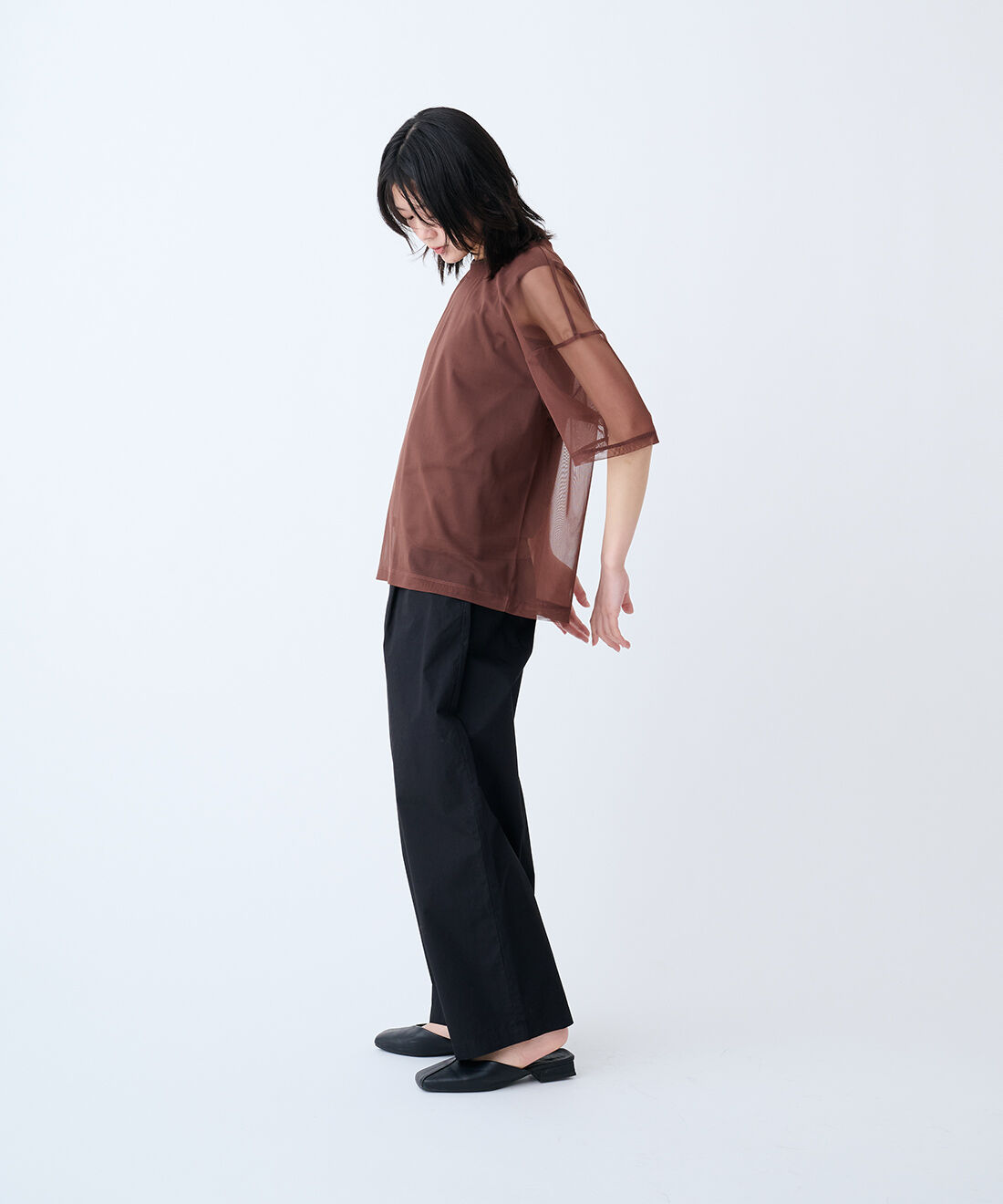 THREE FIFTY STANDARD|やわらかな着ごこちのシルク混タンクトップ　と接触冷感生地 タックテーパードパンツ〈ブラック〉のコーディネート