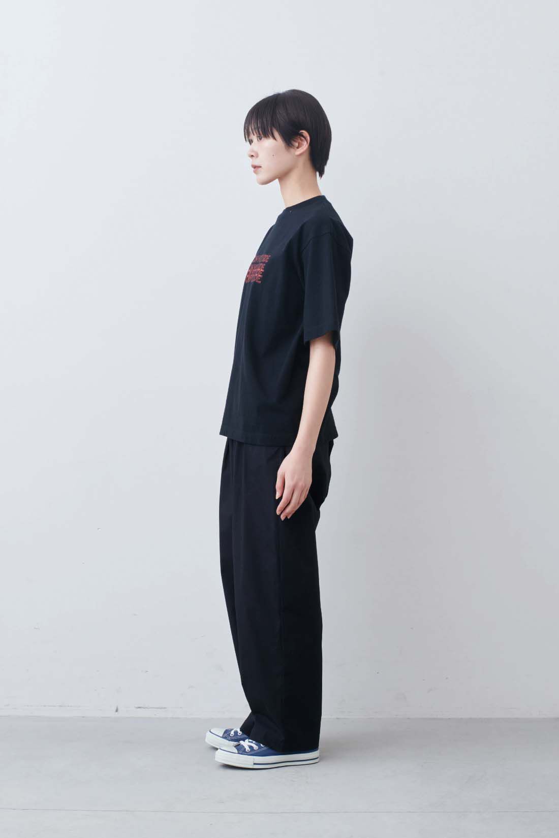 THREE FIFTY STANDARD|丸胴仕様のロゴプリントＴシャツ〈ブラック〉とラフなシルエットのテーパードパンツ〈ブラック〉のコーディネート