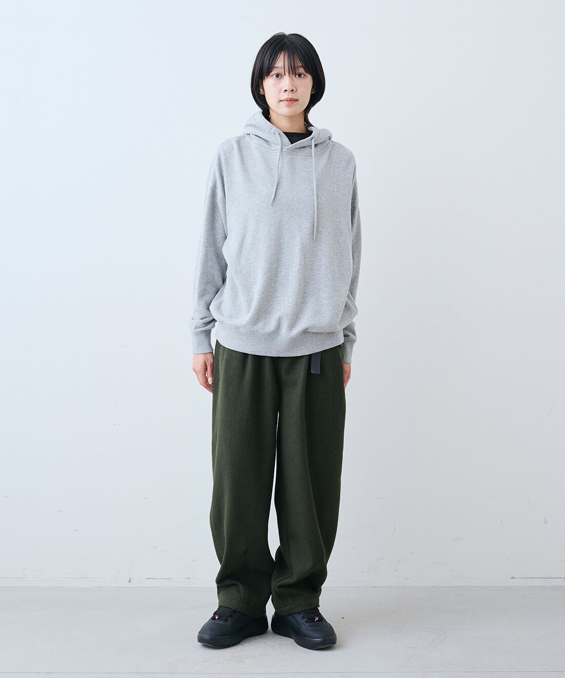 THREE FIFTY STANDARD|さらっとした肌触りのウール混Tシャツとミリタリーテイストの起毛タックパンツ〈オリーブグリーン〉のコーディネート