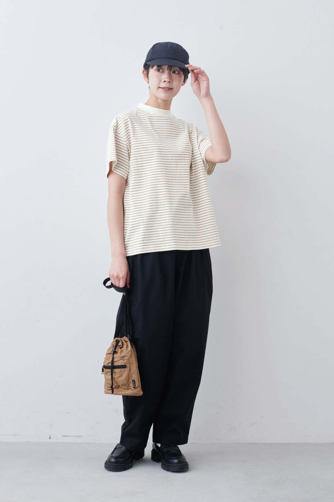 THREE FIFTY STANDARD|こだわりボーダーTシャツの会とラフなシルエットのテーパードパンツ〈ブラック〉とアウトドアキャップ〈ブラック〉のコーディネート