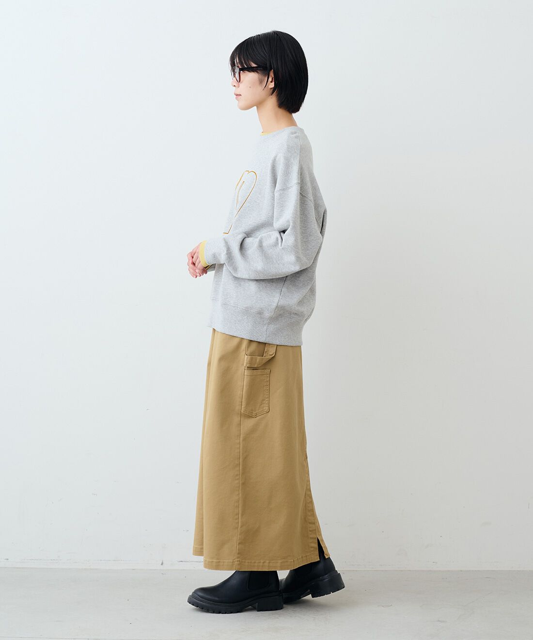 THREE FIFTY STANDARD|Princeクルーネック スウェッ トップス〈杢グレー〉とカツラギ ペインタースカート〈カーキベージュ〉とレザーのワイド ボストンバッグ〈ブラック〉のコーディネート|モデル身長：163cm 着用サイズ：M