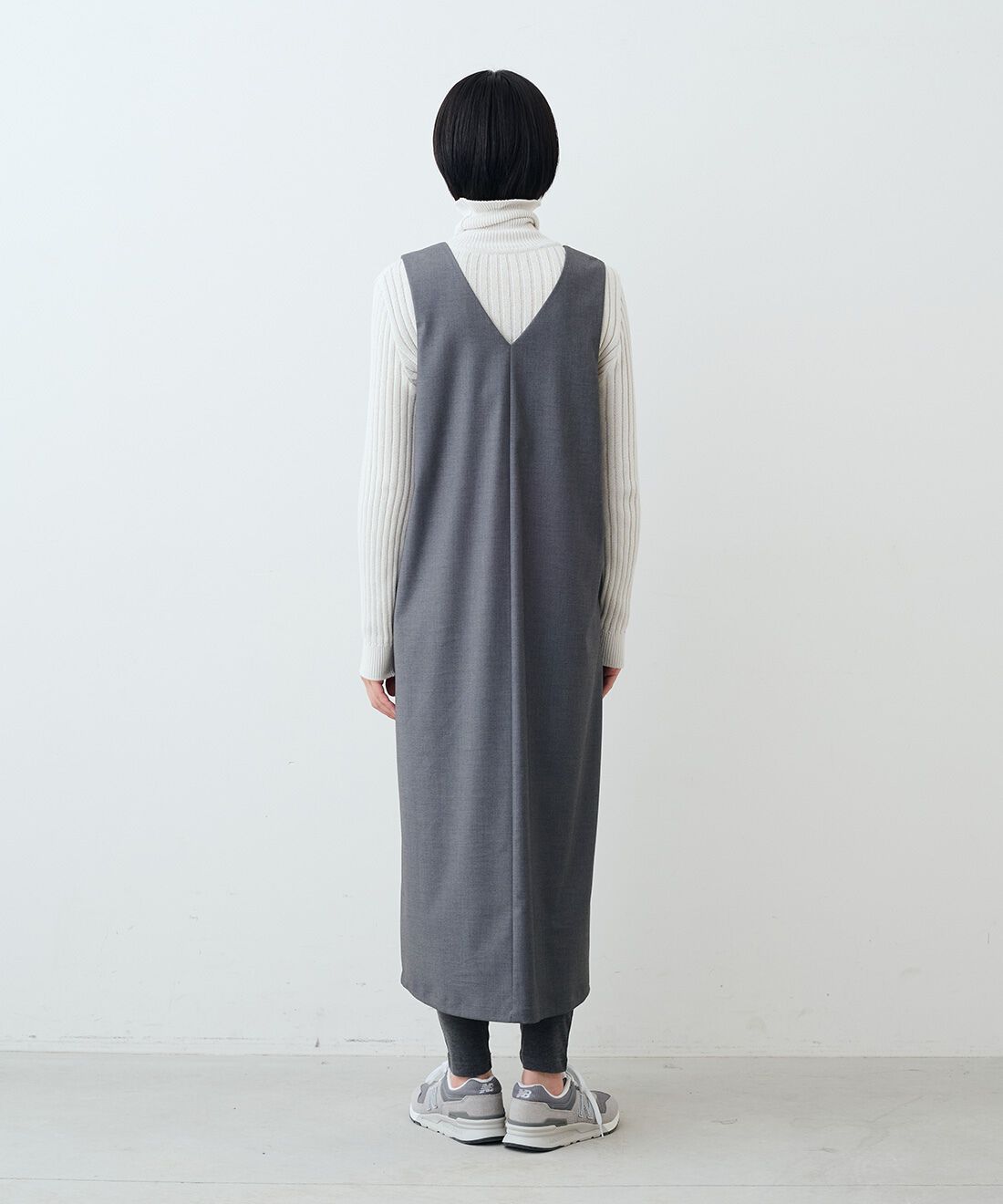 THREE FIFTY STANDARD|日本製コットン100％ リブ タートルとウールライクなVネック ジャンパースカート〈杢グレー〉のコーディネート|モデル身長：163cm 着用サイズ：M