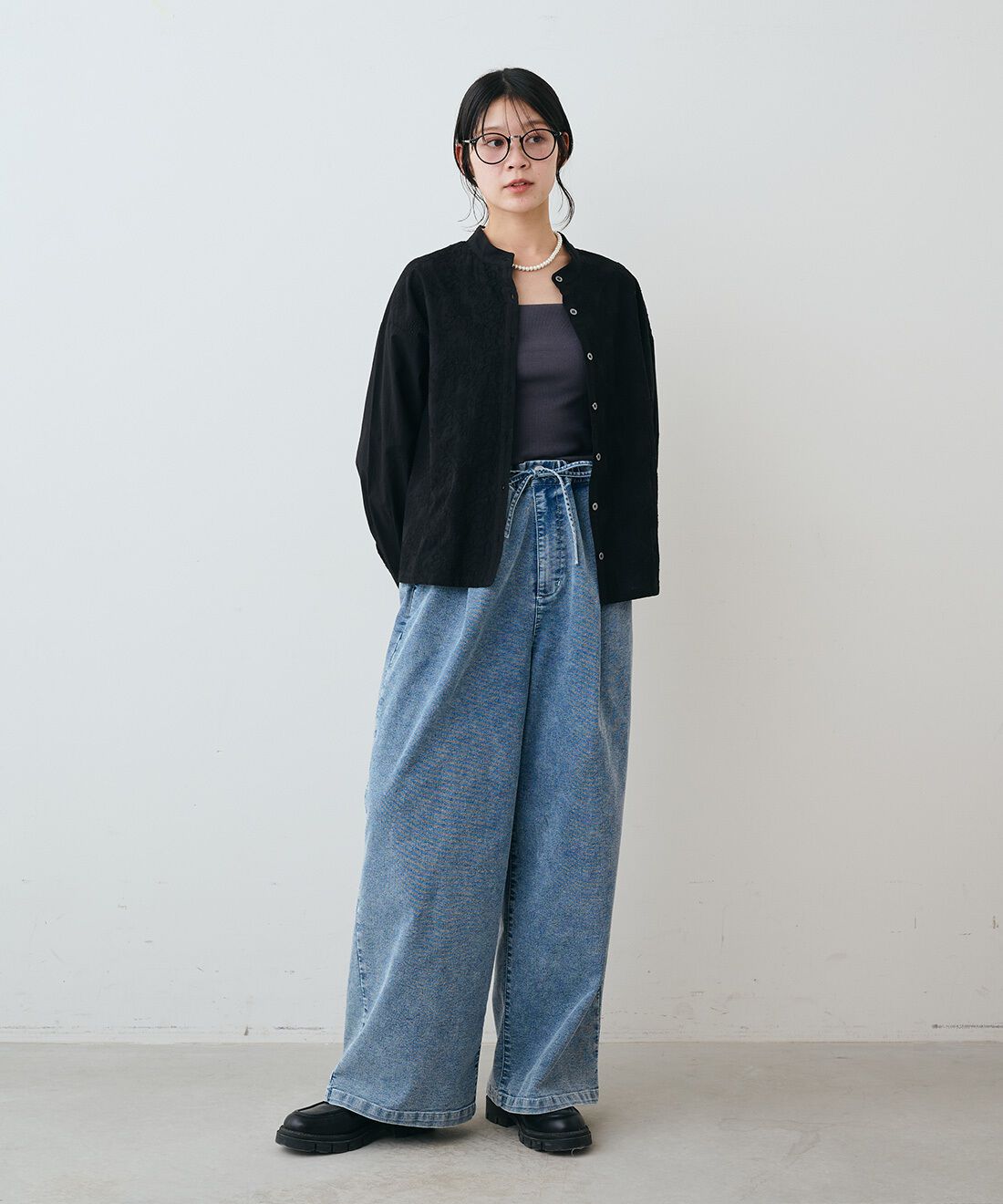 THREE FIFTY STANDARD|さらっとリブ素材のブラキャミソール　とケミカルウオッシュ加工のデニムパンツ　のコーディネート