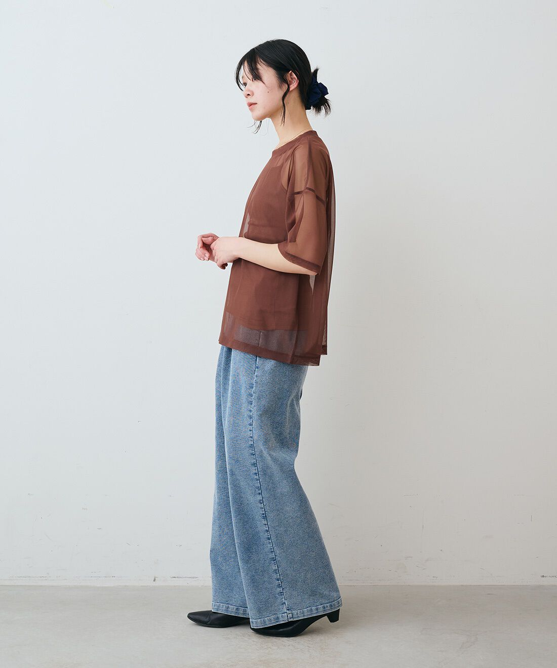 THREE FIFTY STANDARD|さらっとリブ素材のブラキャミソール　とケミカルウオッシュ加工のデニムパンツ　とレザーのワイド ボストンバッグ〈ブラック〉のコーディネート