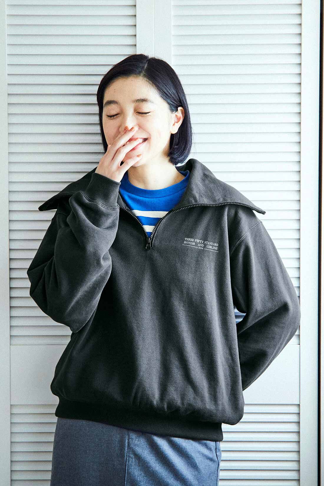 THREE FIFTY STANDARD|セーラー風のハーフジップスウェット〈チャコールグレー〉とフロントスリットのタイトスカート〈杢グレー〉のコーディネート