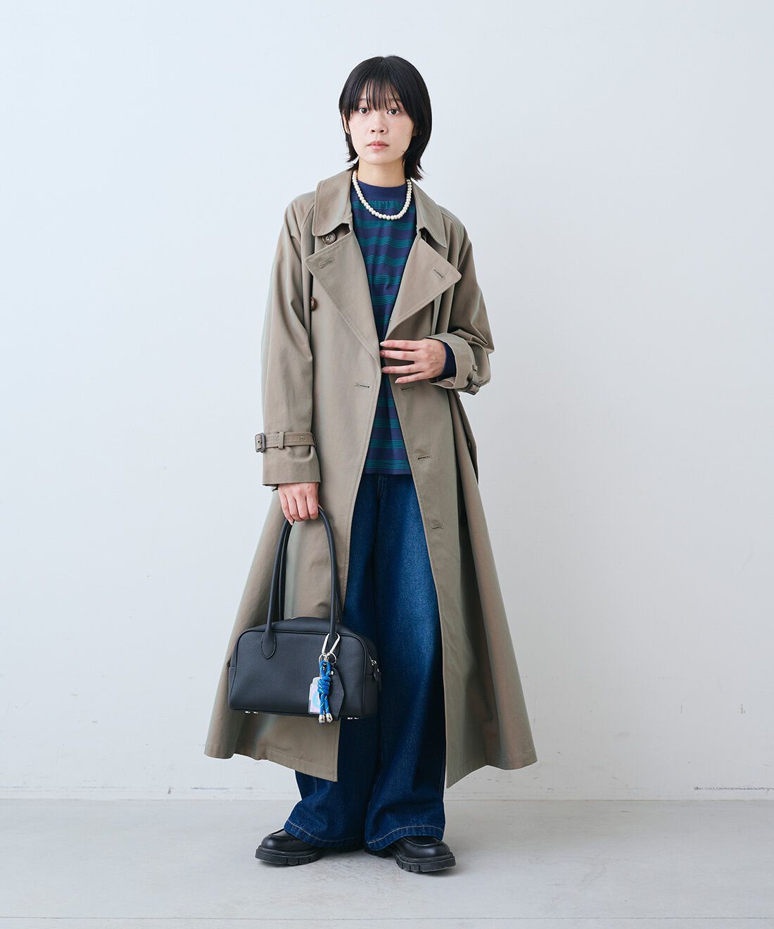 THREE FIFTY STANDARD|小谷実由さんと作った玉虫色のトレンチコート〈カーキグリーン〉と11.5oz デニムのペインター パンツとレザーのワイド ボストンバッグ〈ブラック〉のコーディネート