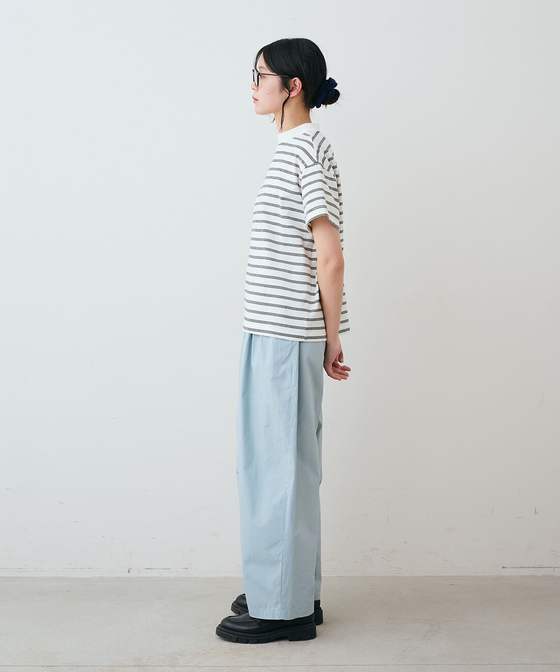 THREE FIFTY STANDARD|こだわりボーダーTシャツ　と接触冷感コットンダンプの バルーンシルエットパンツ〈ライトブルー〉のコーディネート