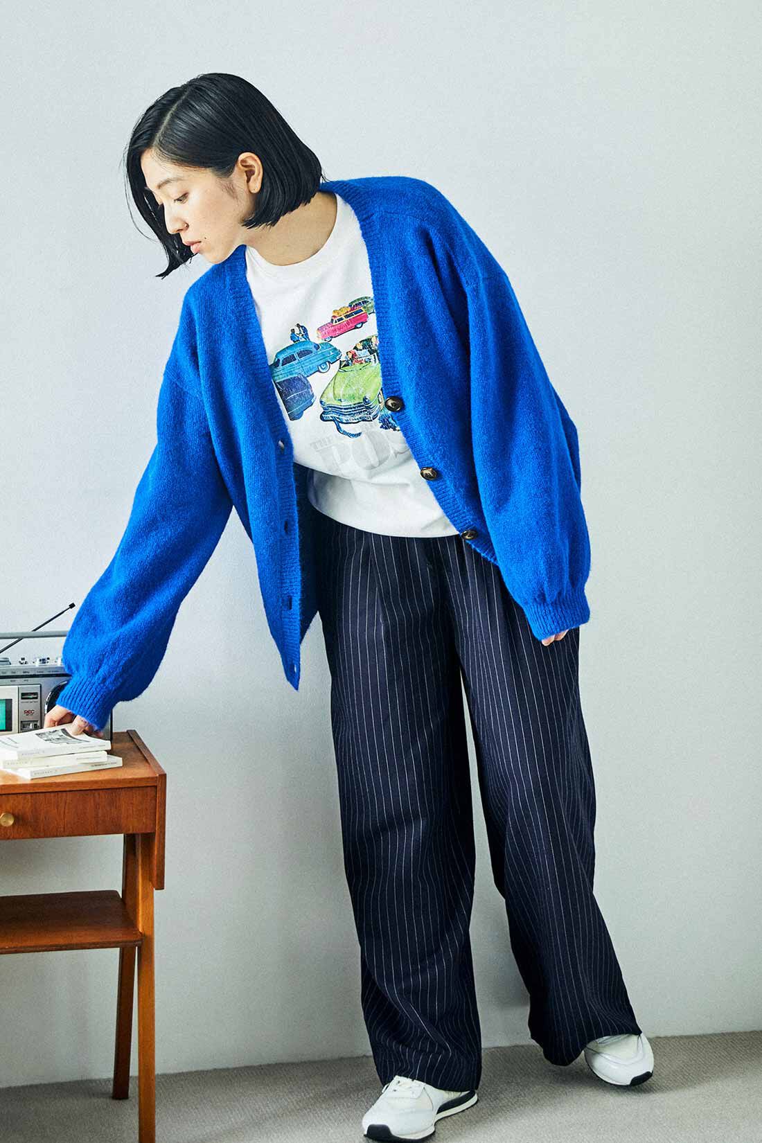 THREE FIFTY STANDARD|Saturday Evening Post プリントトレーナー〈オフホワイト〉とウエスト総ゴム ピンストライプのワイドパンツ〈ネイビー〉のコーディネート