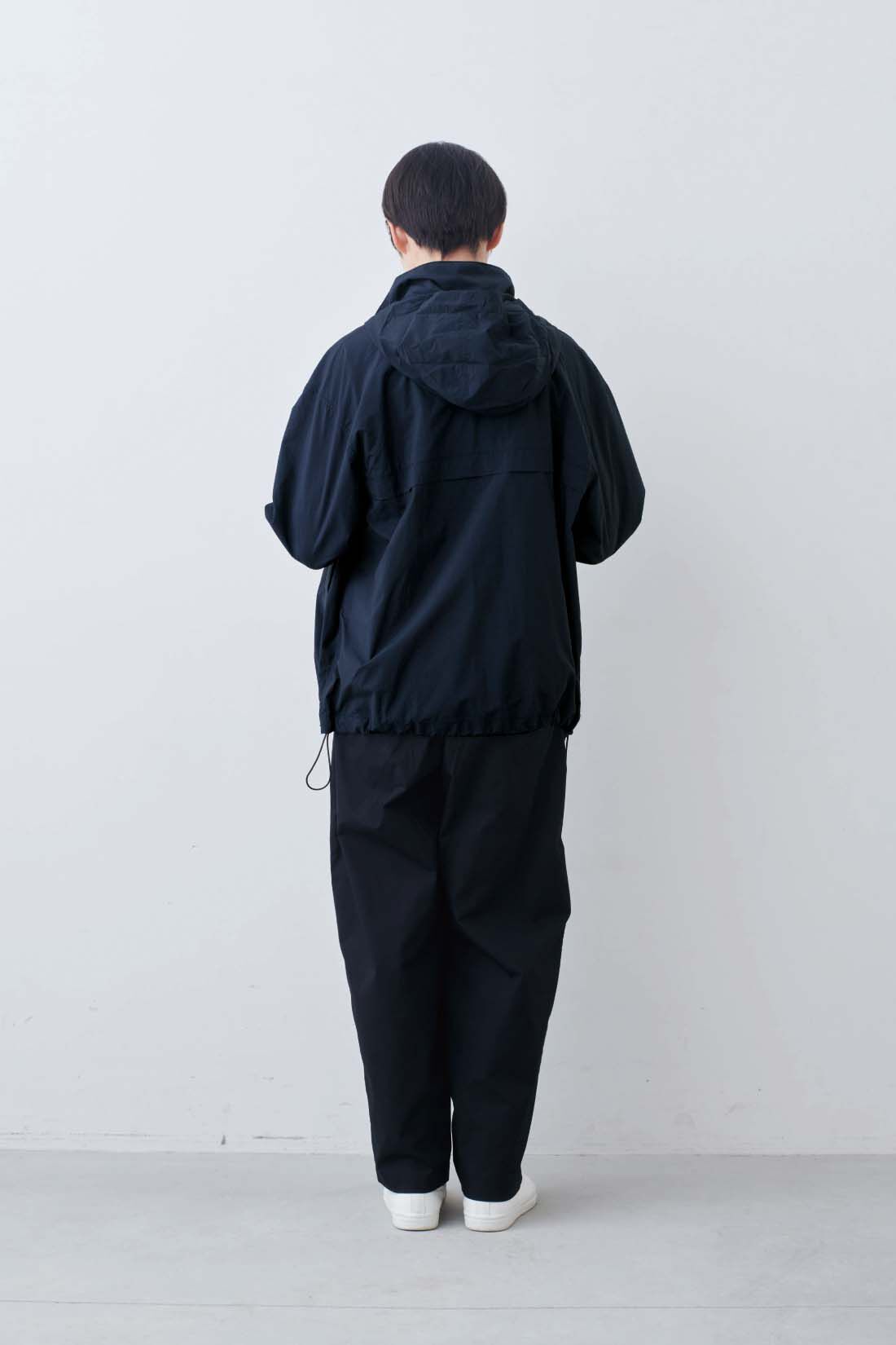 THREE FIFTY STANDARD|こだわりボーダーTシャツの会とラフなシルエットのテーパードパンツ〈ブラック〉のコーディネート