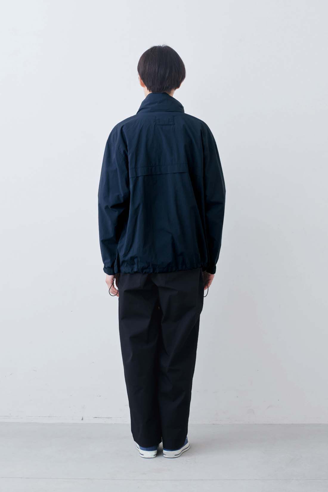 THREE FIFTY STANDARD|丸胴仕様のロゴプリントＴシャツ〈ブラック〉とラフなシルエットのテーパードパンツ〈ブラック〉のコーディネート